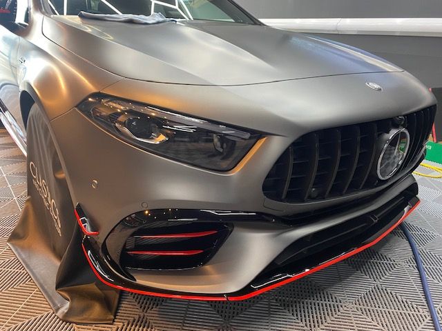 マットグレーのメルセデスAMG